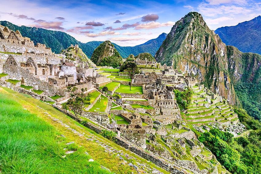   Ruinas de la ciudad del Imperio Inca y la montaña Huaynapicchu en el Valle Sagrado, Cusco, Sudamérica.