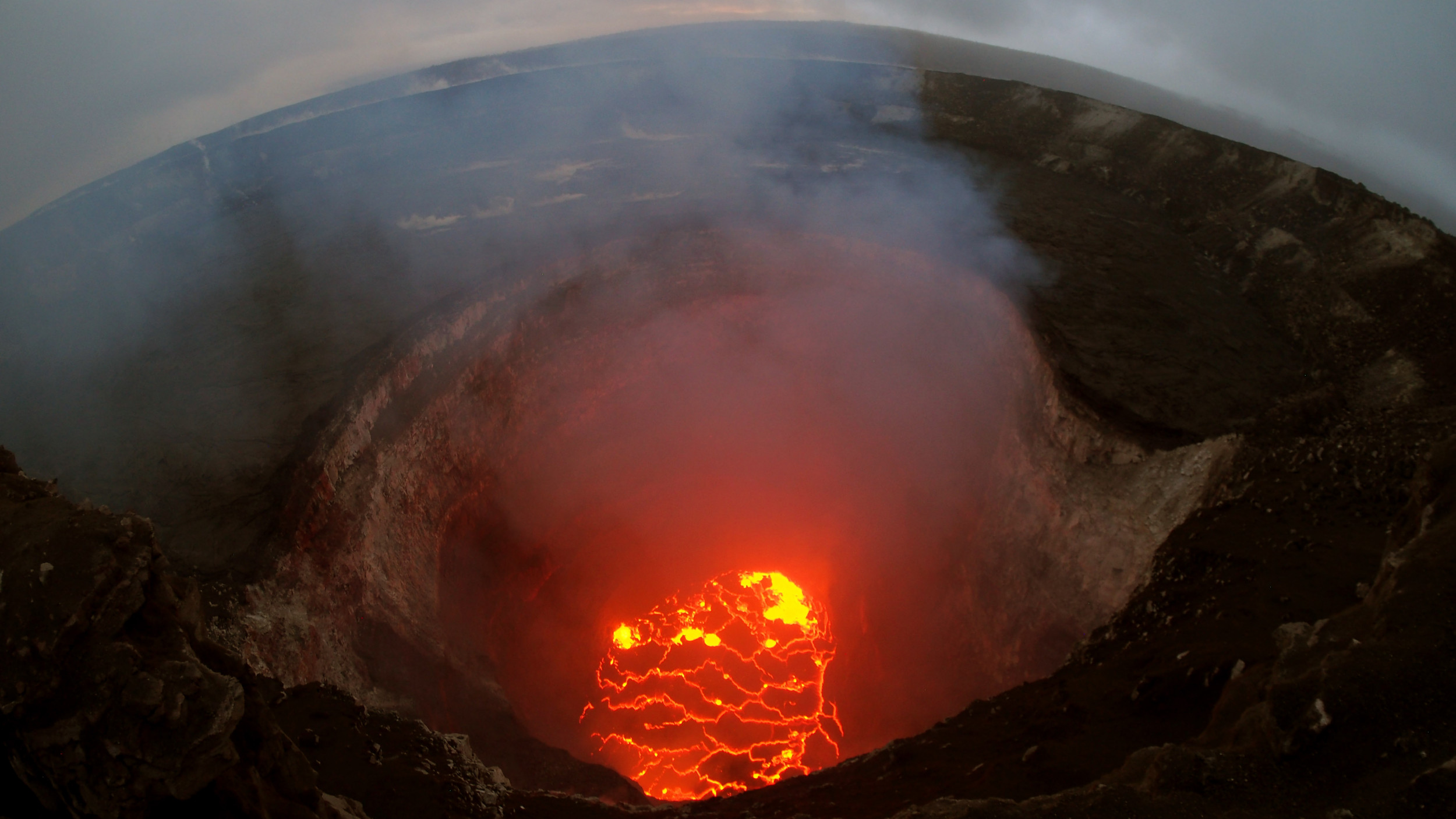 Las cámaras en vivo del volcán Kilauea de Hawaii muestran la lava brillante mientras estalla
