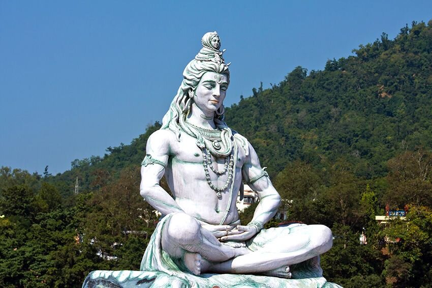 Estatua de Shiva en Rishikesh, India.