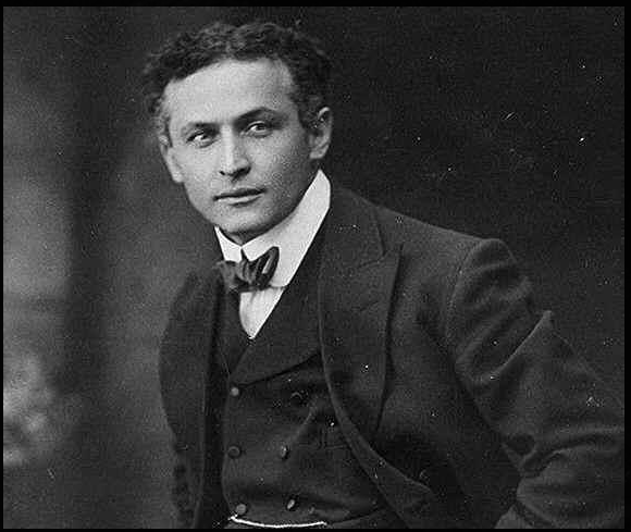 Harry Houdini con traje, sentado para una foto